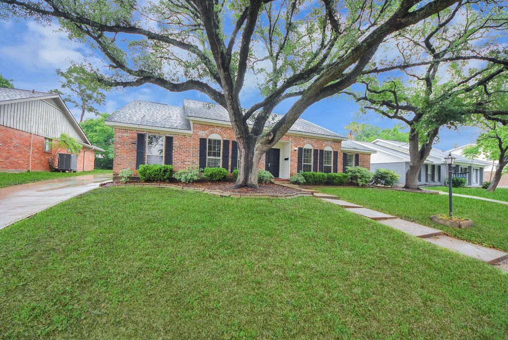 18319 Cape Bahamas Lane, Houston, TX 77058