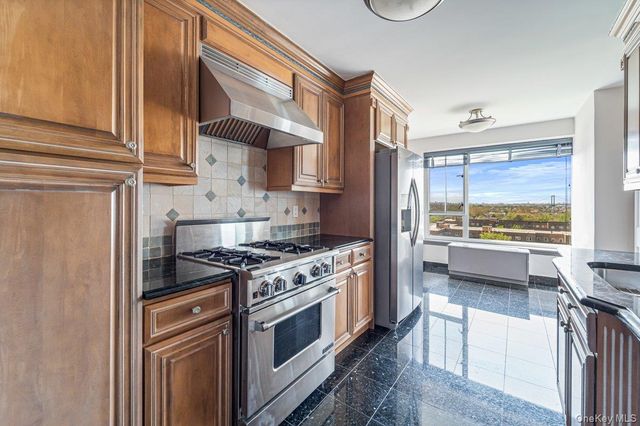 166-25 Powells Cove Boulevard 15D, Beechhurst, NY 11357