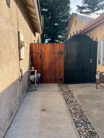 2265 E Utah Avenue, Fresno, CA 93720