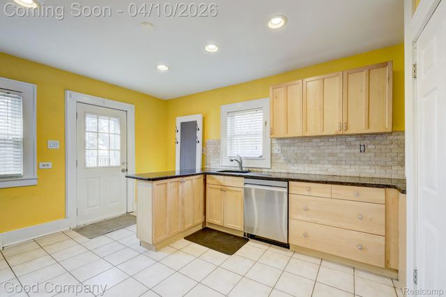 502 E LEWISTON Avenue, Ferndale, MI 48220