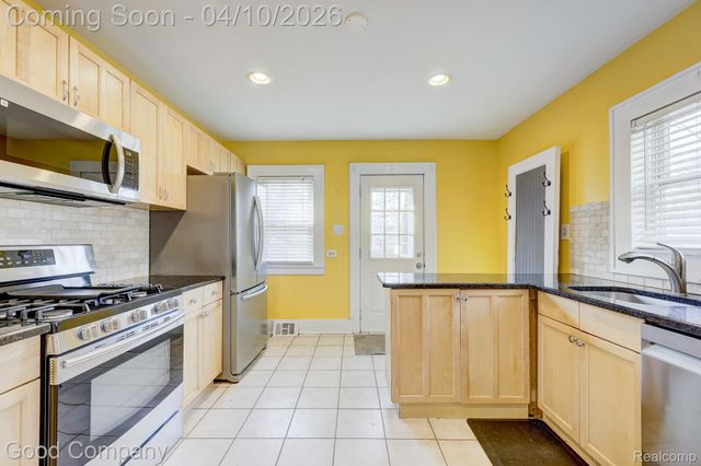 502 E LEWISTON Avenue, Ferndale, MI 48220