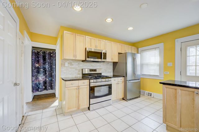 502 E LEWISTON Avenue, Ferndale, MI 48220
