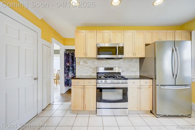 502 E LEWISTON Avenue, Ferndale, MI 48220