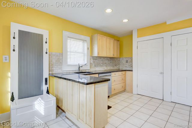 502 E LEWISTON Avenue, Ferndale, MI 48220