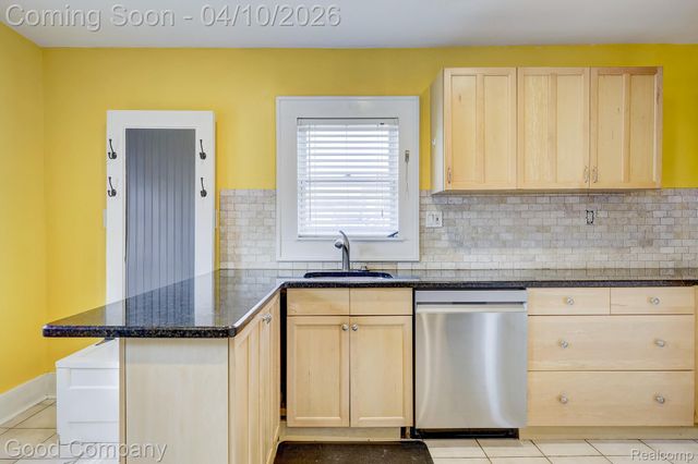 502 E LEWISTON Avenue, Ferndale, MI 48220