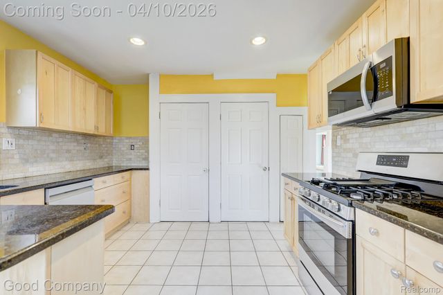 502 E LEWISTON Avenue, Ferndale, MI 48220