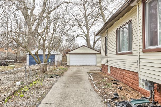 502 E LEWISTON Avenue, Ferndale, MI 48220