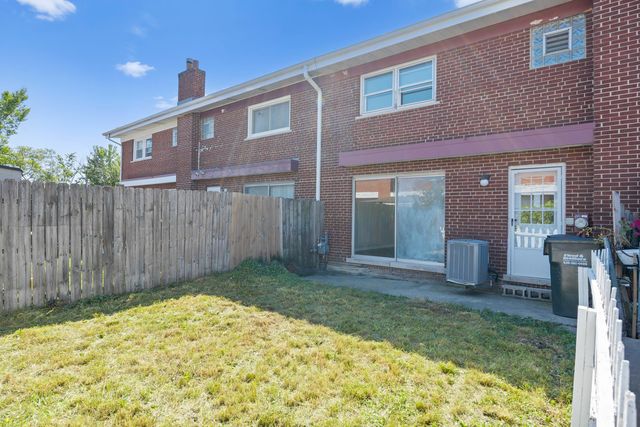 8929 Robin Drive D, Des Plaines, IL 60016