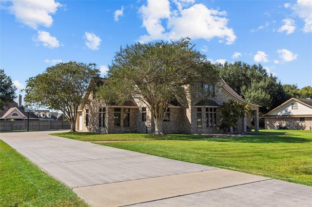 12315 Fisher Drive, Mont Belvieu, TX 77523