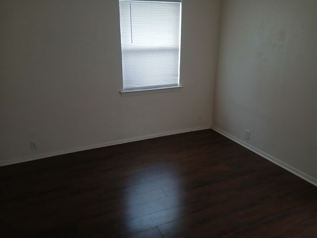 112 N Hatcher Ave, Lewisville, TX 75057