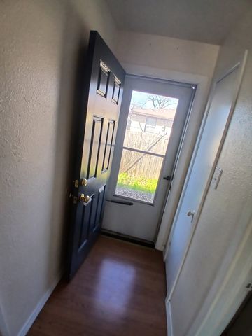 112 N Hatcher Ave, Lewisville, TX 75057