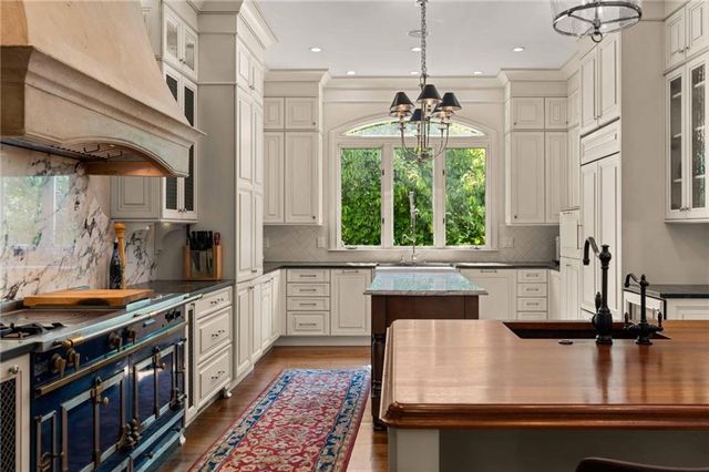 170 Helmsley Drive, Atlanta, GA 30327