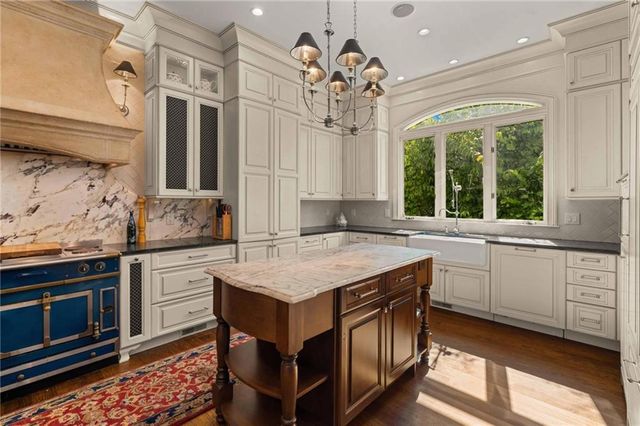 170 Helmsley Drive, Atlanta, GA 30327