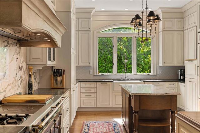 170 Helmsley Drive, Atlanta, GA 30327