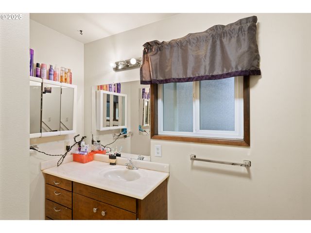 319 MONITOR Rd, Silverton, OR 97381