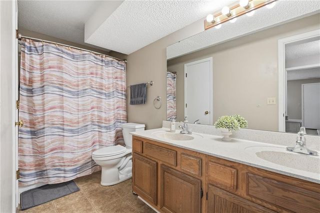 7001 N Askew Avenue, Gladstone, MO 64119