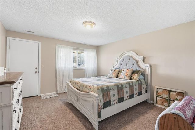 7001 N Askew Avenue, Gladstone, MO 64119