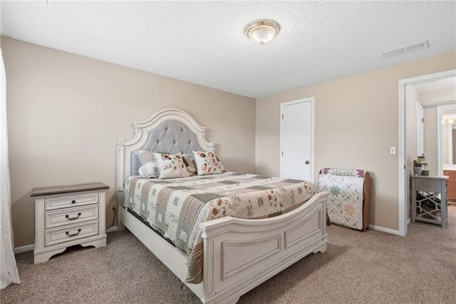 7001 N Askew Avenue, Gladstone, MO 64119