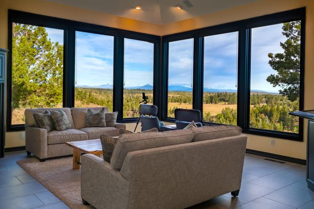 1122 NW Foxwood Place, Bend, OR 97703