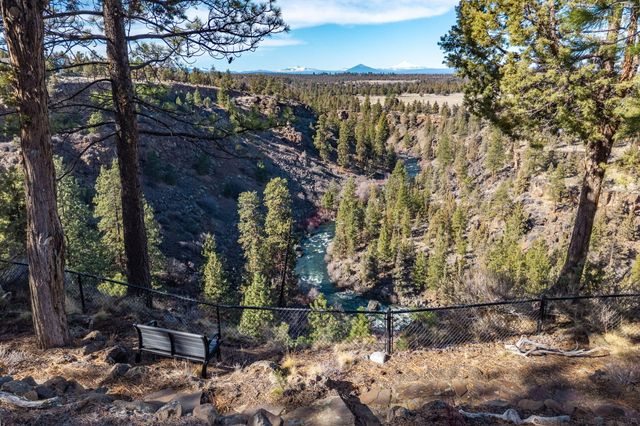 1122 NW Foxwood Place, Bend, OR 97703