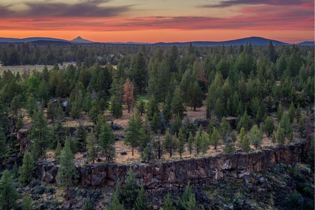 1122 NW Foxwood Place, Bend, OR 97703