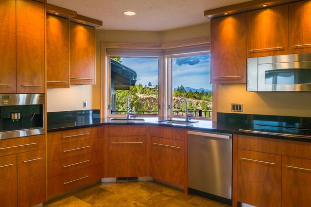 1122 NW Foxwood Place, Bend, OR 97703