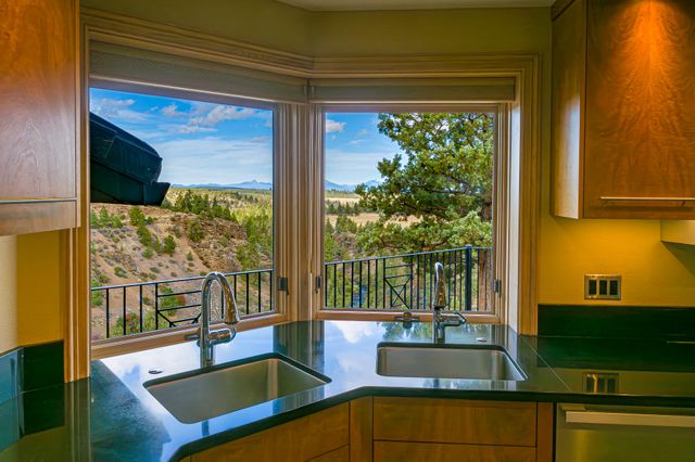 1122 NW Foxwood Place, Bend, OR 97703