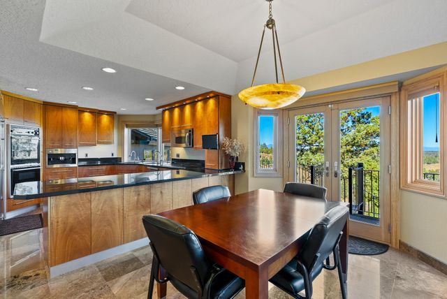 1122 NW Foxwood Place, Bend, OR 97703