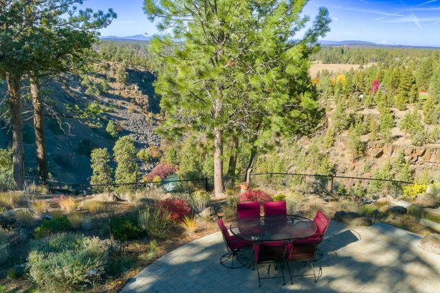 1122 NW Foxwood Place, Bend, OR 97703