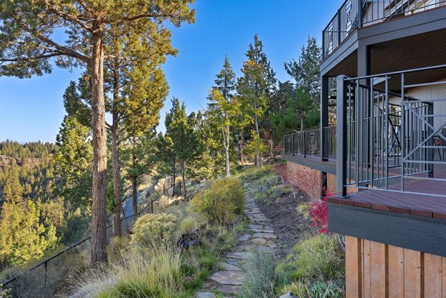 1122 NW Foxwood Place, Bend, OR 97703