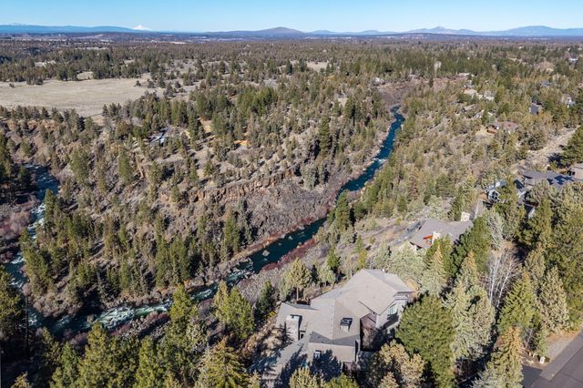 1122 NW Foxwood Place, Bend, OR 97703