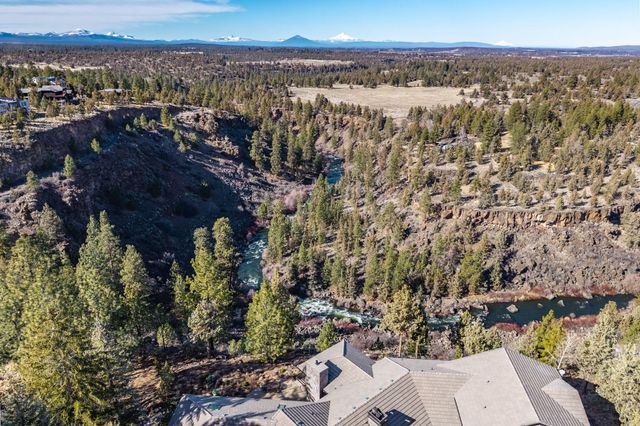 1122 NW Foxwood Place, Bend, OR 97703