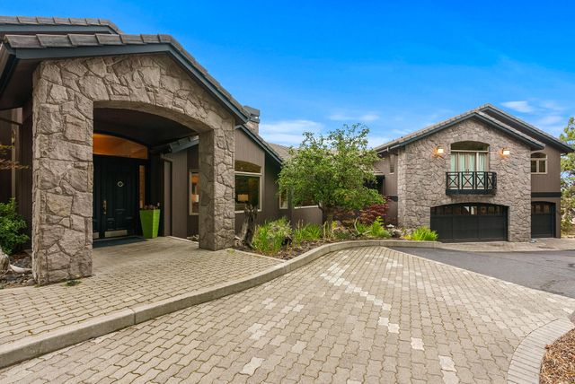 1122 NW Foxwood Place, Bend, OR 97703