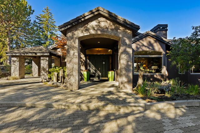 1122 NW Foxwood Place, Bend, OR 97703