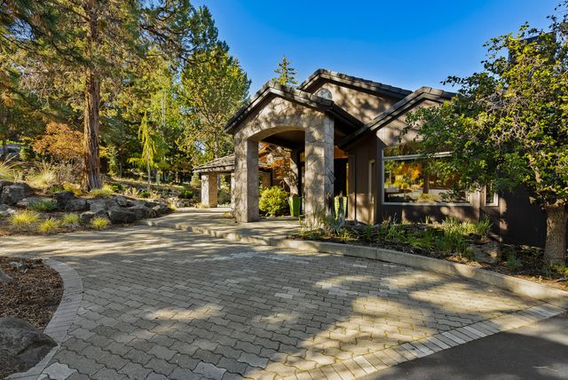 1122 NW Foxwood Place, Bend, OR 97703