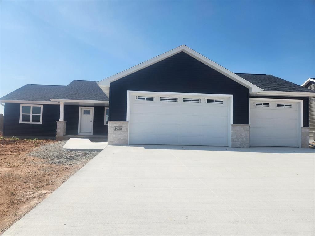 8300 XAVIER DRIVE, Neenah, WI 54952