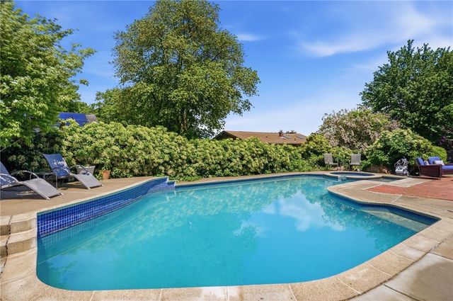 34 Robin Lane, West Warwick, RI 02893