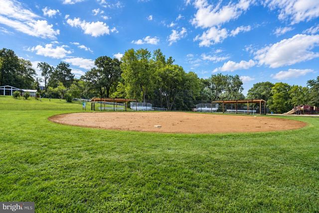 2708 FARMINGTON DR, Alexandria, VA 22303