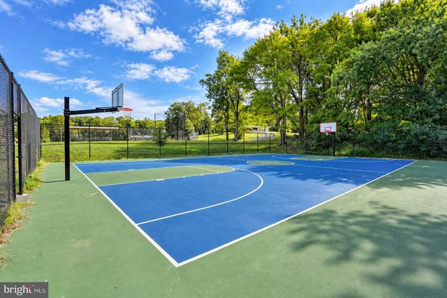 2708 FARMINGTON DR, Alexandria, VA 22303