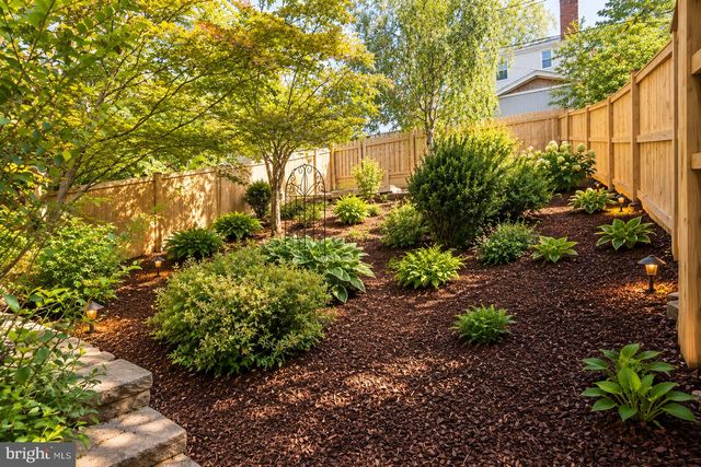 2708 FARMINGTON DR, Alexandria, VA 22303