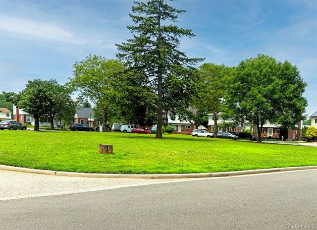 534 Sperry Boulevard, New Hyde Park, NY 11040