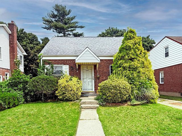 534 Sperry Boulevard, New Hyde Park, NY 11040