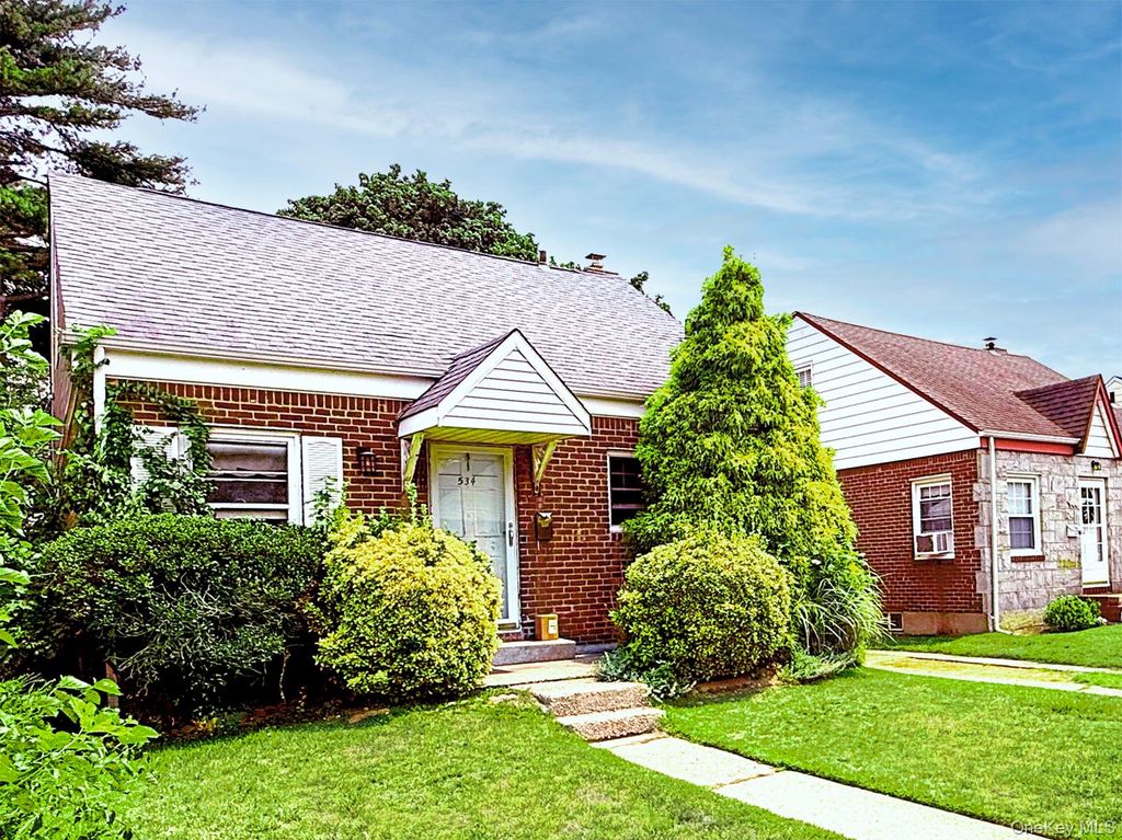 534 Sperry Boulevard, New Hyde Park, NY 11040