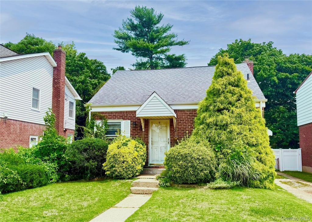 534 Sperry Boulevard, New Hyde Park, NY 11040 — photo 2