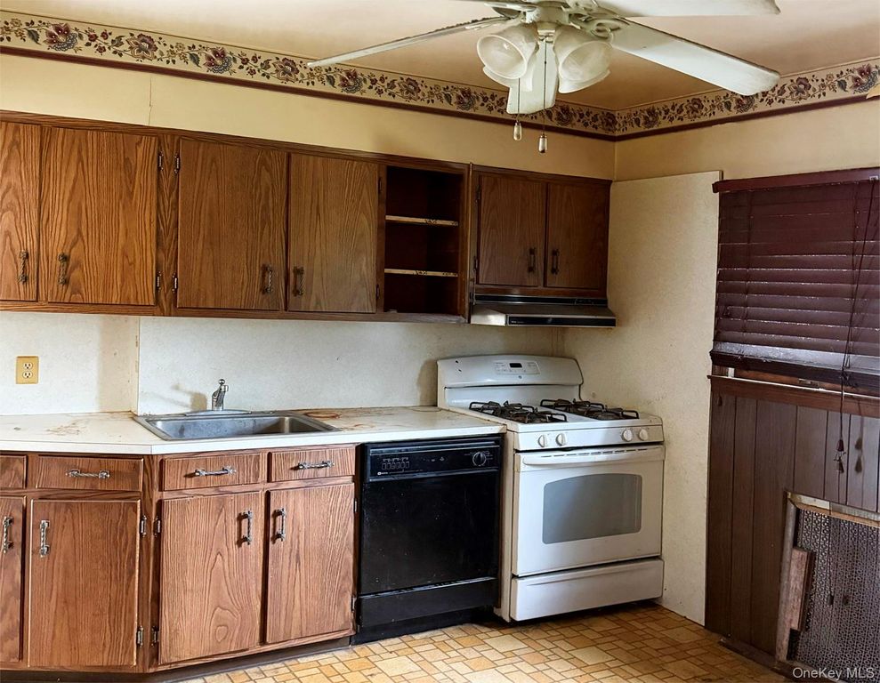 534 Sperry Boulevard, New Hyde Park, NY 11040 — photo 5