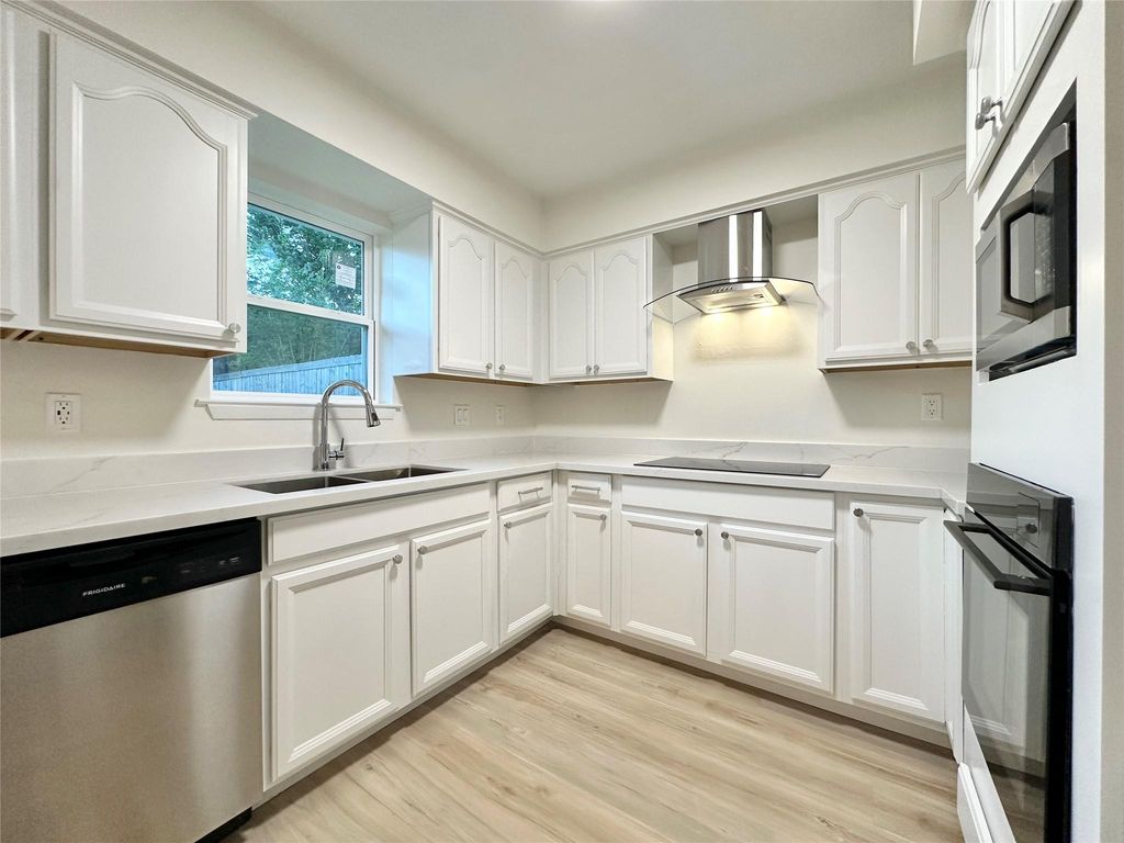 9539 Beverlyhill Street, Houston, TX 77063