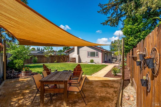 1526 Bruce Ct, Santa Rosa, CA 95401