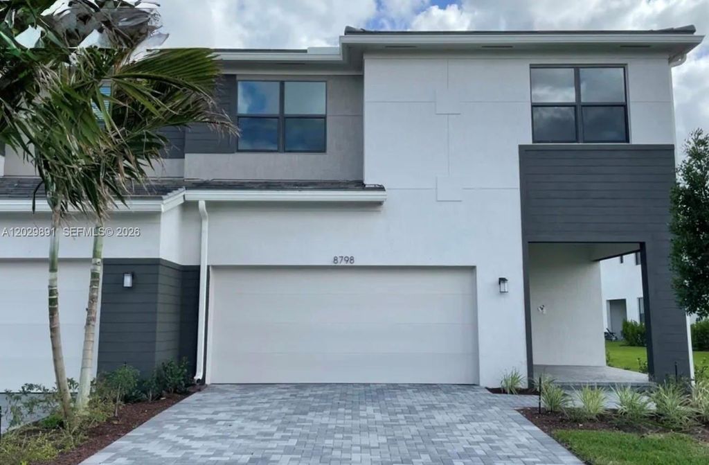 8798 Antarus Dr, Lake Worth, FL 33467