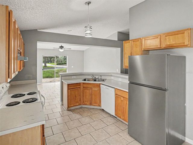 881 VANDERBILT DR, Eustis, FL 32726