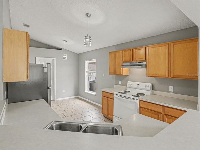 881 VANDERBILT DR, Eustis, FL 32726
